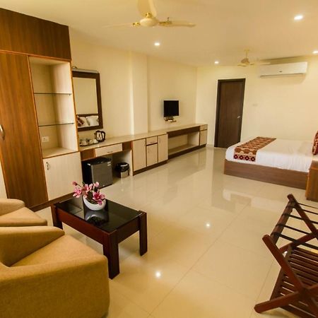 Hotel Miracle Residency Kizhake Chālakudi Exteriér fotografie