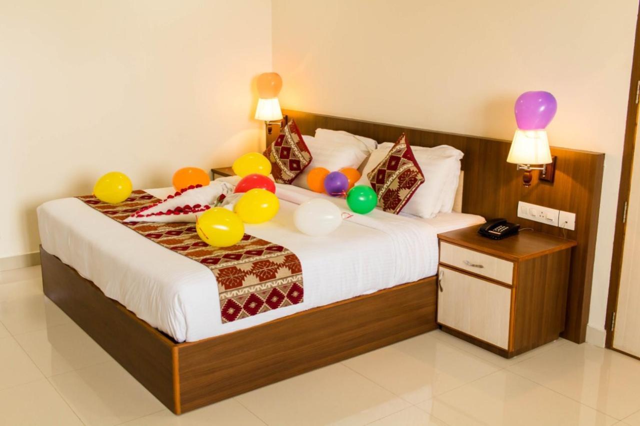 Hotel Miracle Residency Kizhake Chālakudi Exteriér fotografie