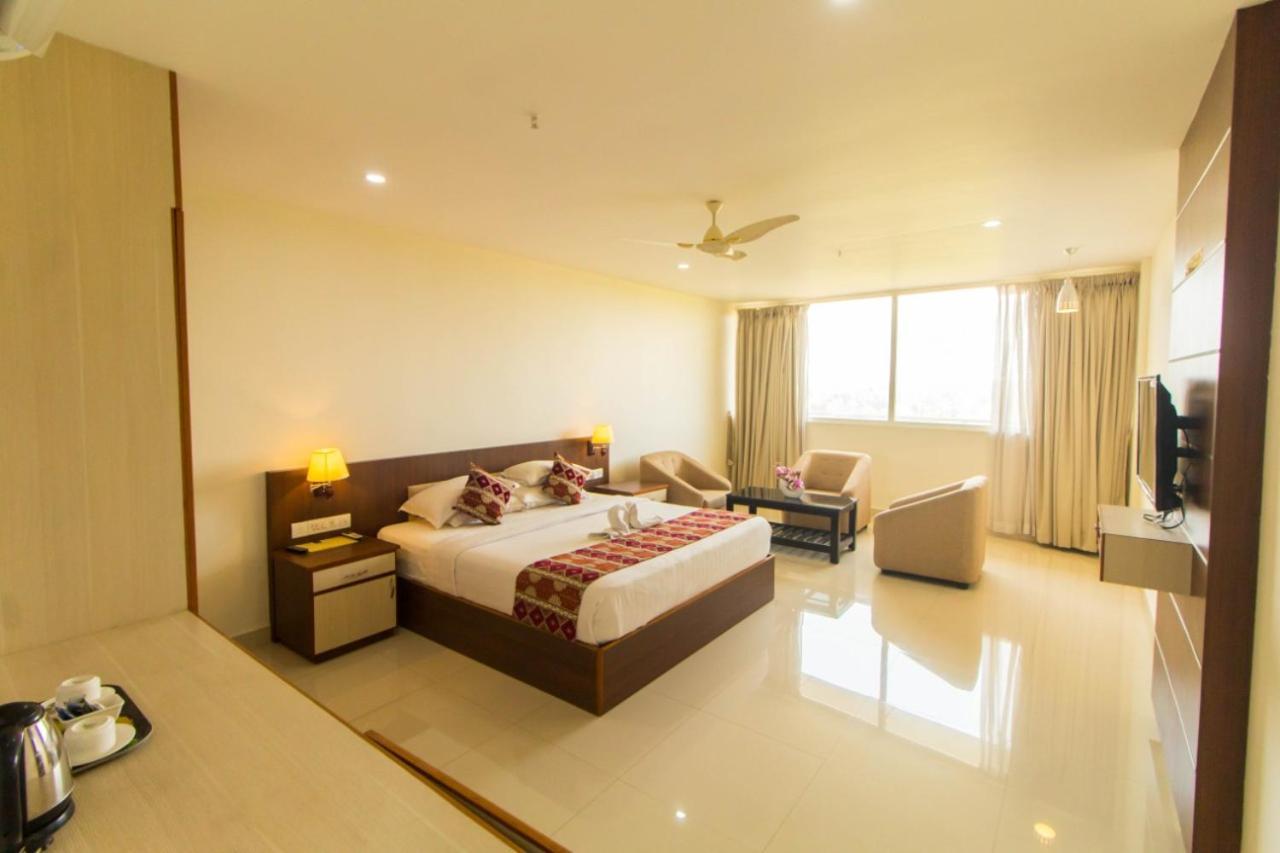 Hotel Miracle Residency Kizhake Chālakudi Exteriér fotografie