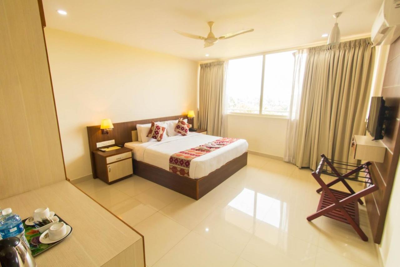 Hotel Miracle Residency Kizhake Chālakudi Exteriér fotografie