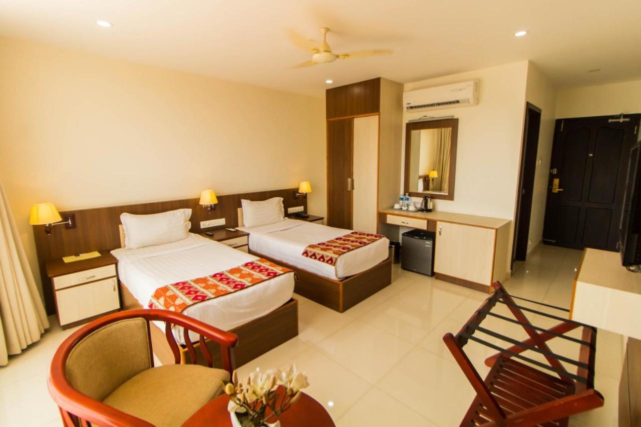 Hotel Miracle Residency Kizhake Chālakudi Exteriér fotografie