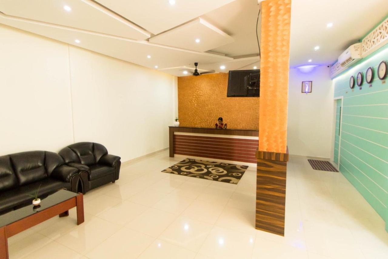 Hotel Miracle Residency Kizhake Chālakudi Exteriér fotografie
