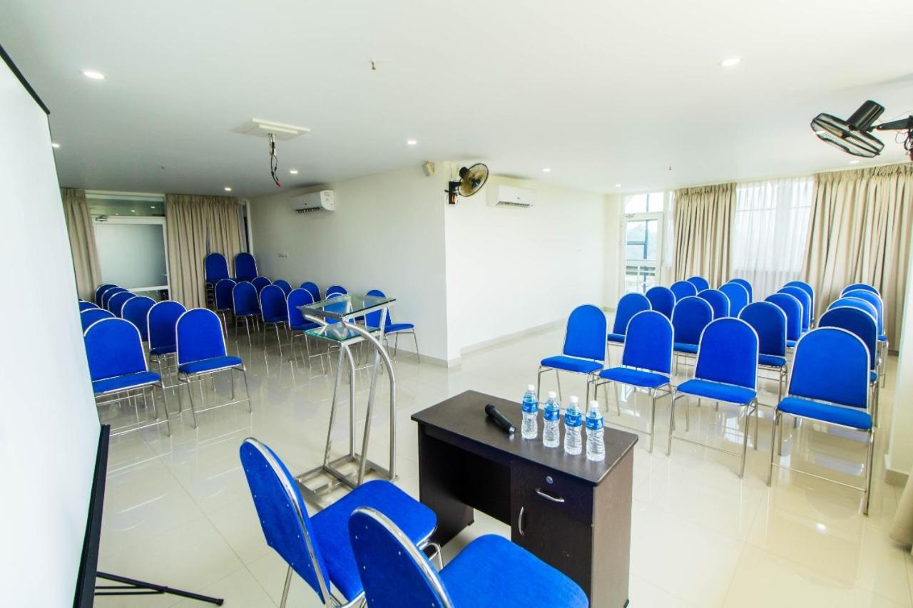 Hotel Miracle Residency Kizhake Chālakudi Exteriér fotografie