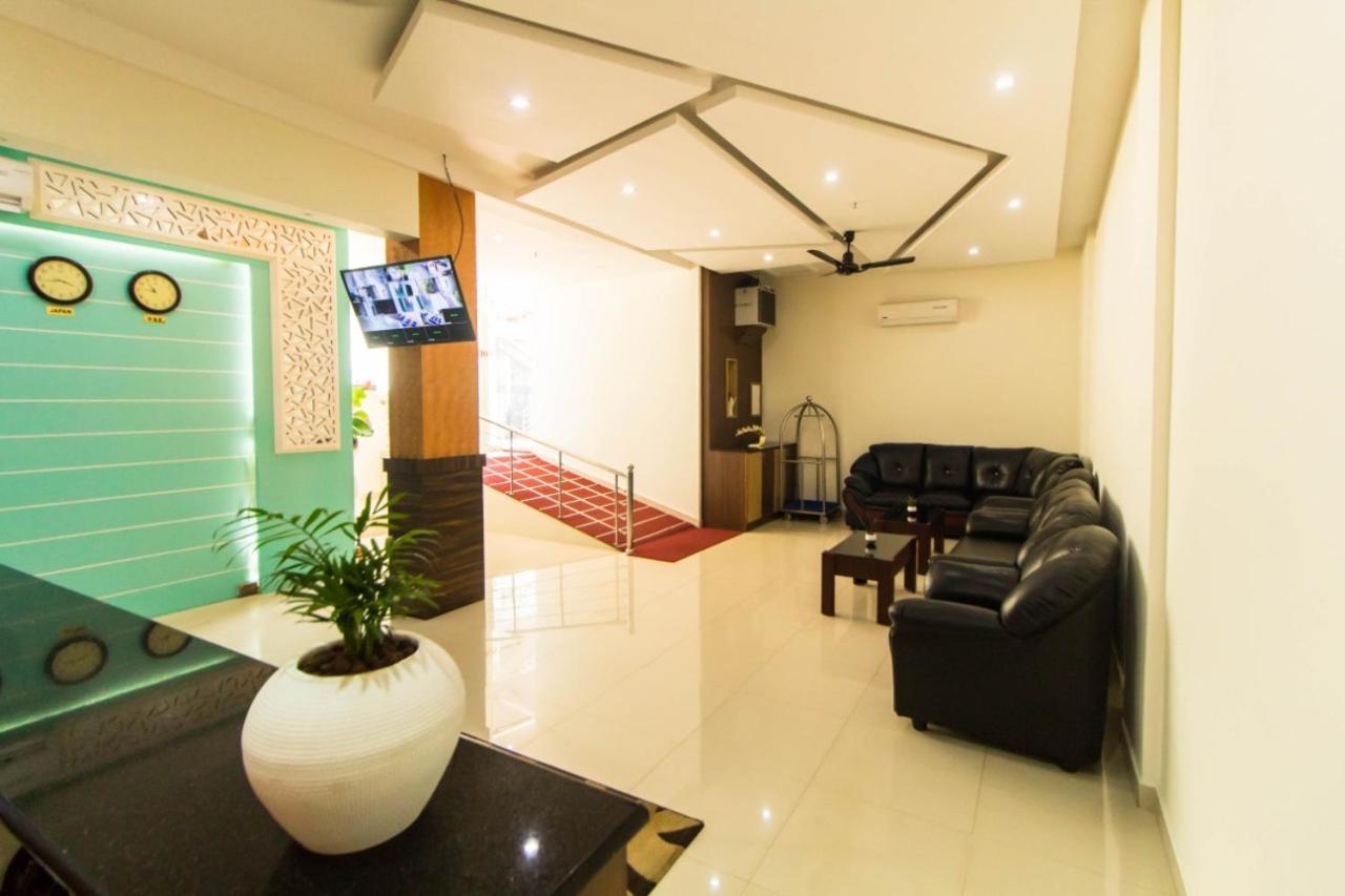 Hotel Miracle Residency Kizhake Chālakudi Exteriér fotografie