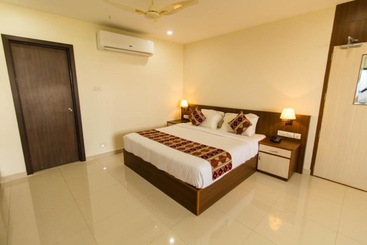 Hotel Miracle Residency Kizhake Chālakudi Exteriér fotografie