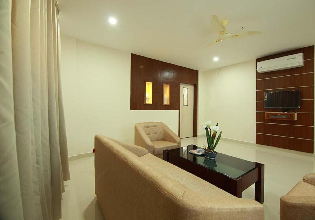 Hotel Miracle Residency Kizhake Chālakudi Exteriér fotografie