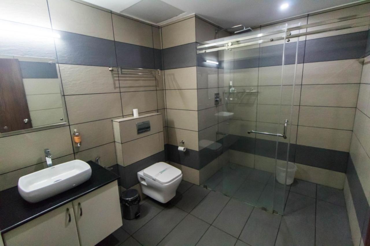 Hotel Miracle Residency Kizhake Chālakudi Exteriér fotografie